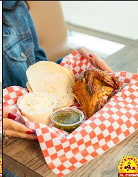 Pollo al carbón servido con acompañamientos